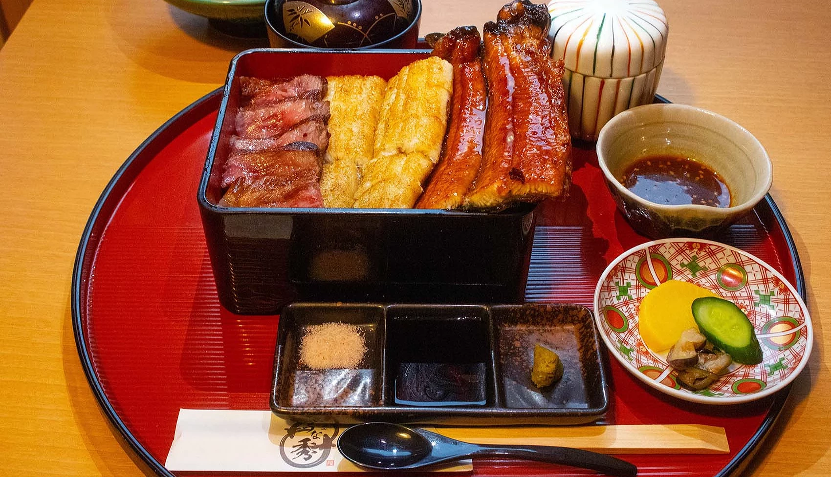 「三色重」在飯上蓋有三種食材,由左到右為日本國產牛、白燒鰻、蒲燒鰻。